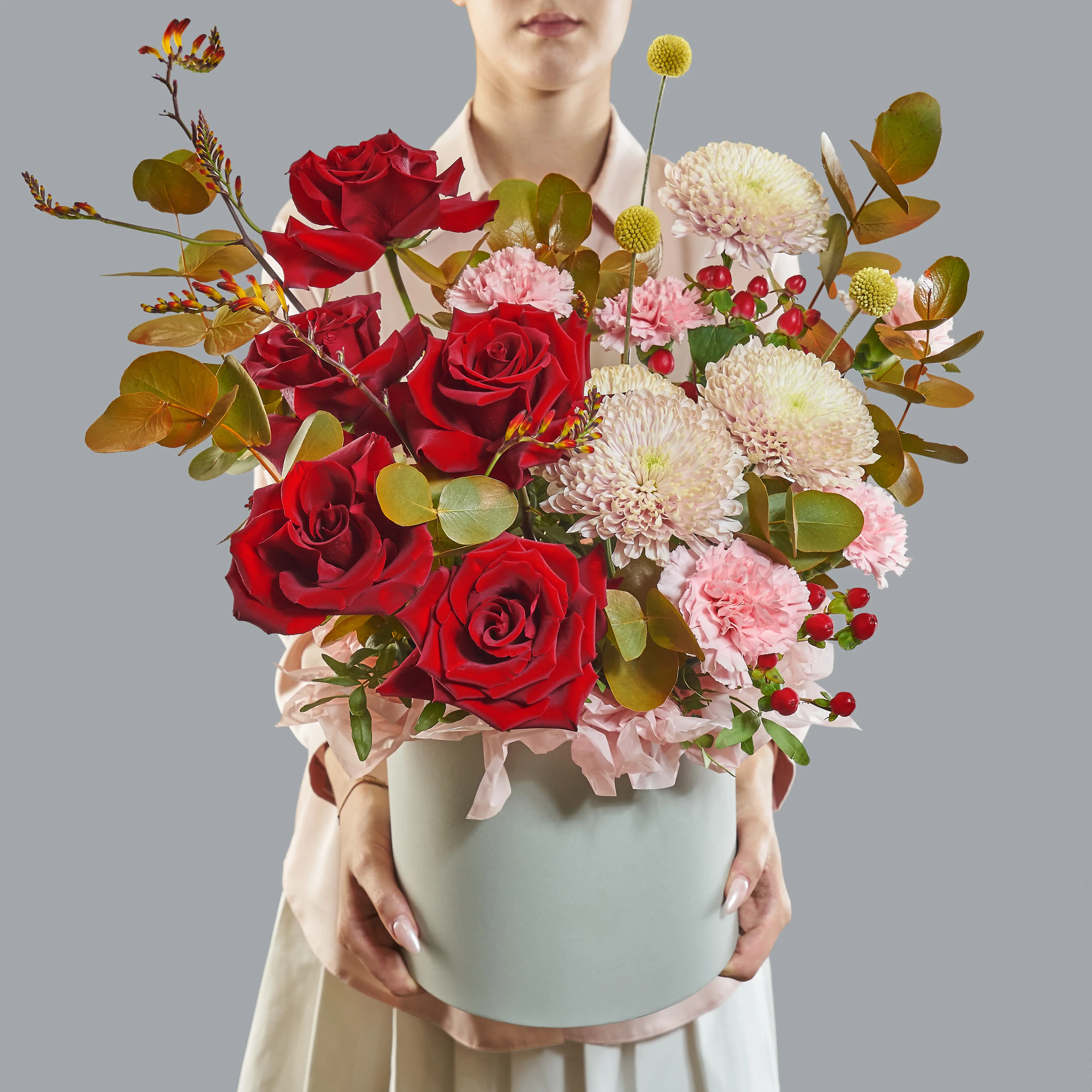 Цветочная композиция из роз, хризантем и гиперикума с краспедией в шляпной коробке