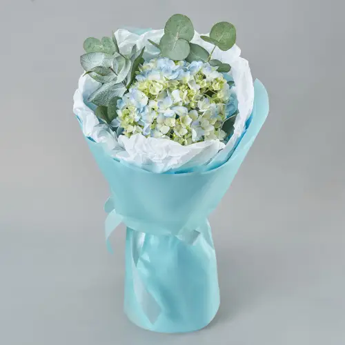 Миниатюрный букет из гортензии с эвкалиптом