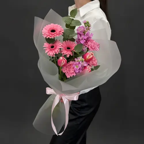 Букет из гербер, гвоздик и тюльпанов с маттиолой 