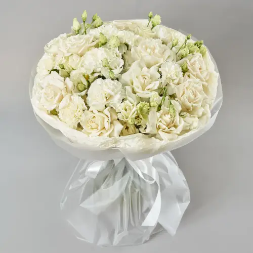 Букет из белых роз, гвоздик и эустомы 