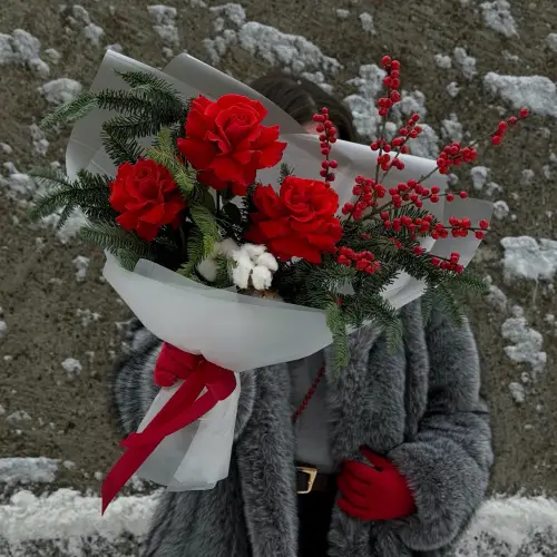 Новогодний букет из нобилиса с розами и илексом 