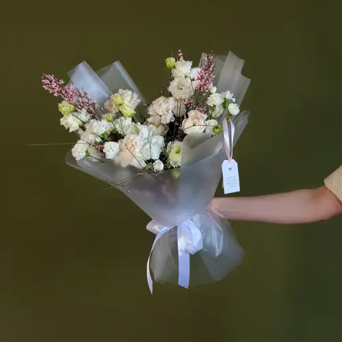 Букет с генистой, кустовой гвоздикой и эустомой 