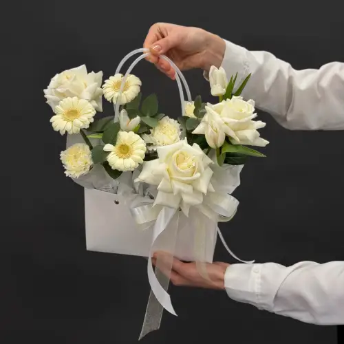 Цветочная композиция из роз с гвоздиками и тюльпаном