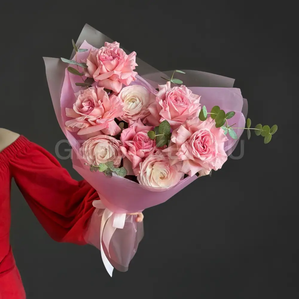 223420 Букет из роз с ранункулюсом и эвкалиптом