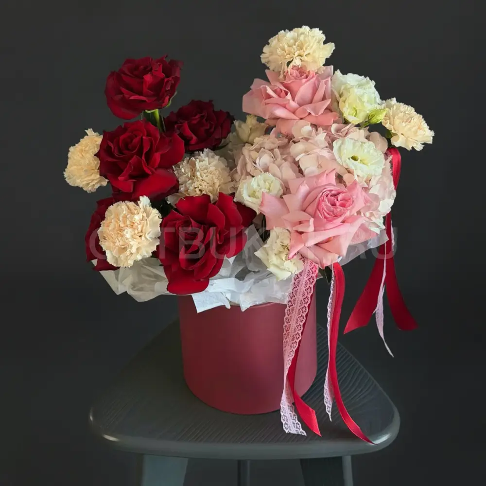 223444 Цветочная композиция из микса красно-розовых роз с гортензией