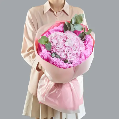 Букет из розовой гортензии с эвкалиптом