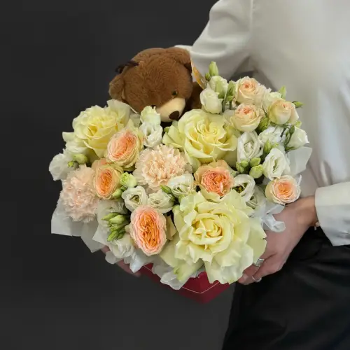 Цветочное сердце из гвоздик, эустомы и роз с Мишкой