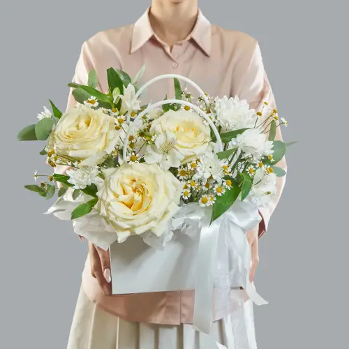 Цветочная композиция с розами, хризантемой и танацетумом в сумочке