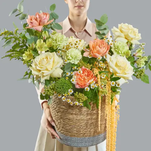 Цветочная композиция из роз, гвоздик и грин болла с танацетумом в плетеной корзине