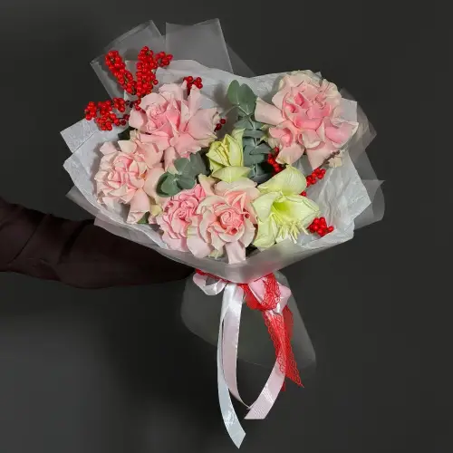 Букет роз, илекса и амариллиса 