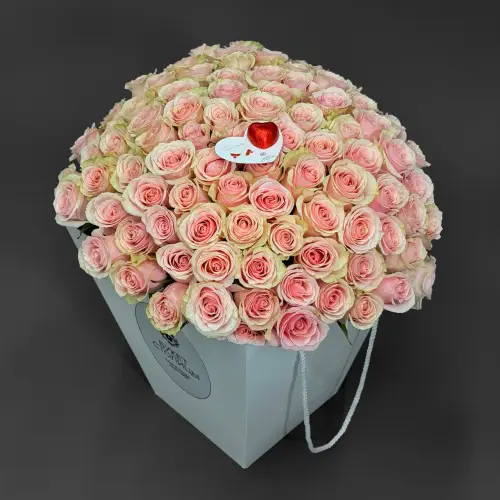 Букет из 101 розовой розы с валентинкой в коробке