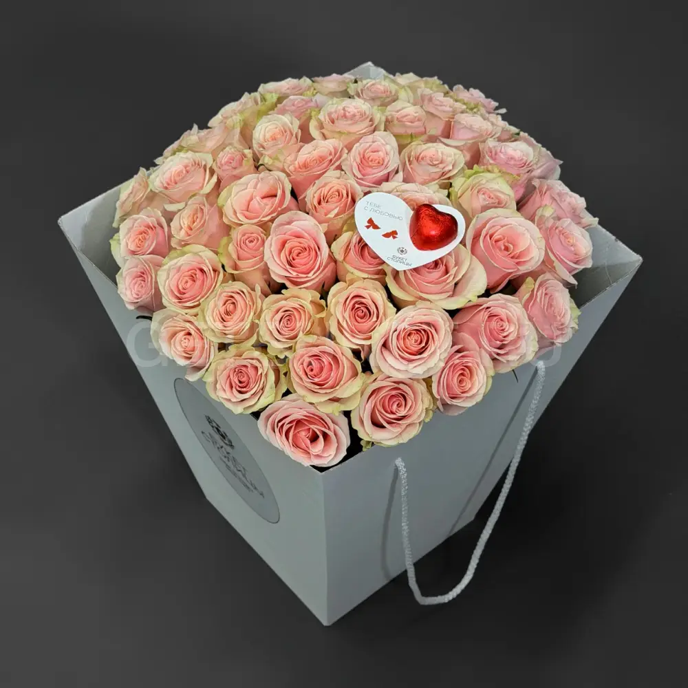224414 Букет из 51 розовой розы с валентинкой в коробке