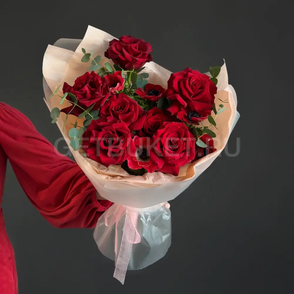 223413 Красный букет роз с анемоном и эвкалиптом