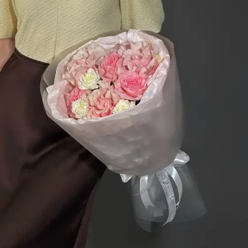 Букет розовых роз с гвоздиками 